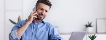 Agente hablando por teléfono